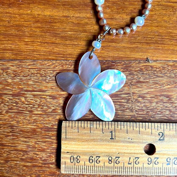 Mother of Pearl flower & fresh water Pearl necklace - Picture 5 of 5